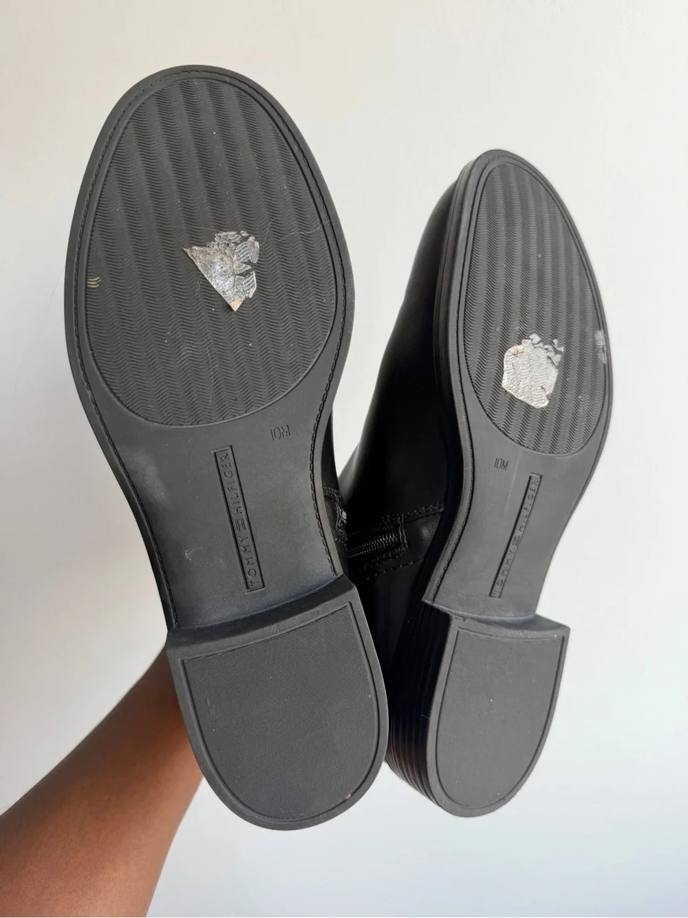 TOMMY HILFIGER  Comfort Rezin Round Toe Block Heel
